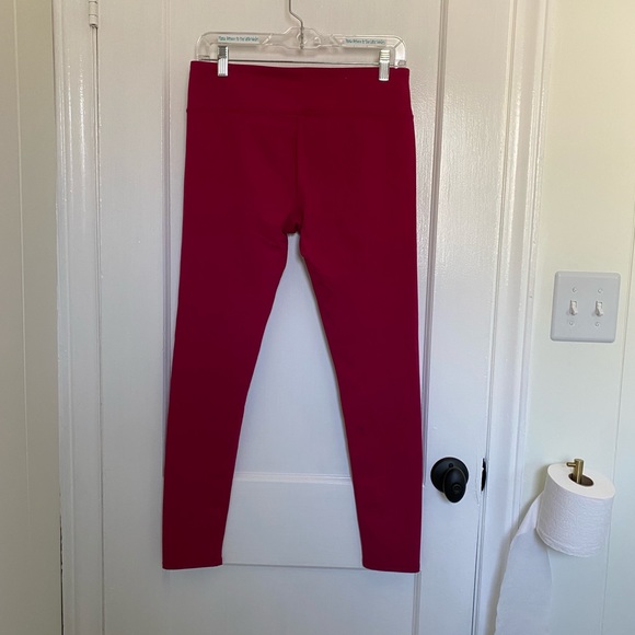 Fabletics fuschia athletic leggings - Picture 3 of 3